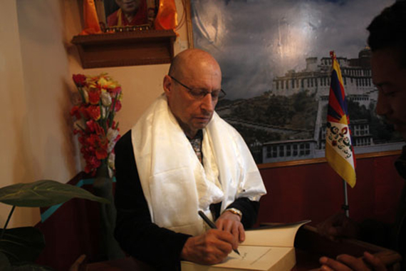 Professor Sperling signing books at the book launch. (Photo: The Tibet Express)